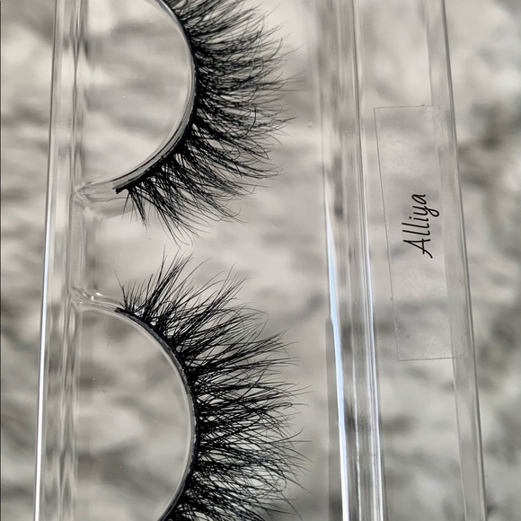 “Alliya” || Lashful Lengths Luxury Mink Eyelashes - Picture 3 of 7